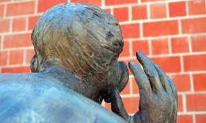 Tendre l'oreille pour passer un test auditif