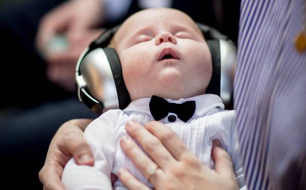 Enfant avec un casque anti-bruit pour dormir