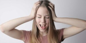 Femme sensible aux bruits