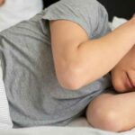 Acouphène pulsatile en étant allongé : pourquoi ?